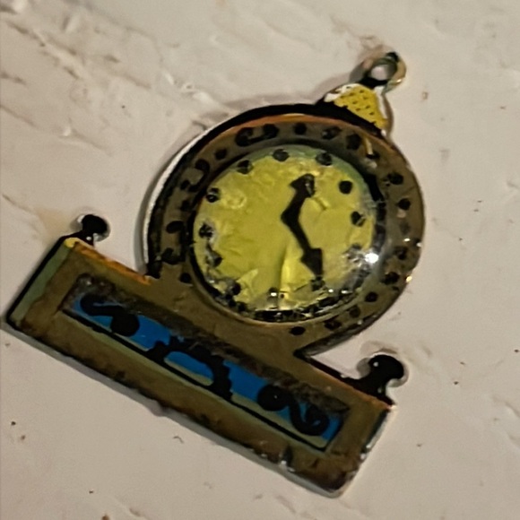 0.75” gold tone clock shaped & face charm pendant with jump hoop - Picture 4 of 12